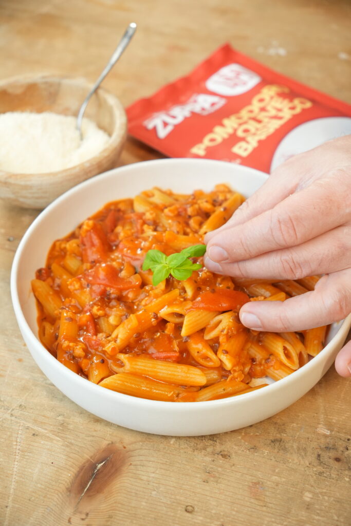 Ragù vegetale con Locomeal al pomodoro, olive e basilico