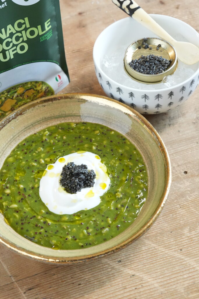 LocoMeal spinaci, nocciole, tartufo con panna acida e caviale